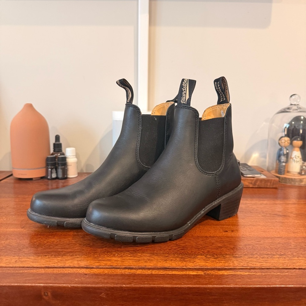 Barely Worn Blundstone Black Ankle Boots